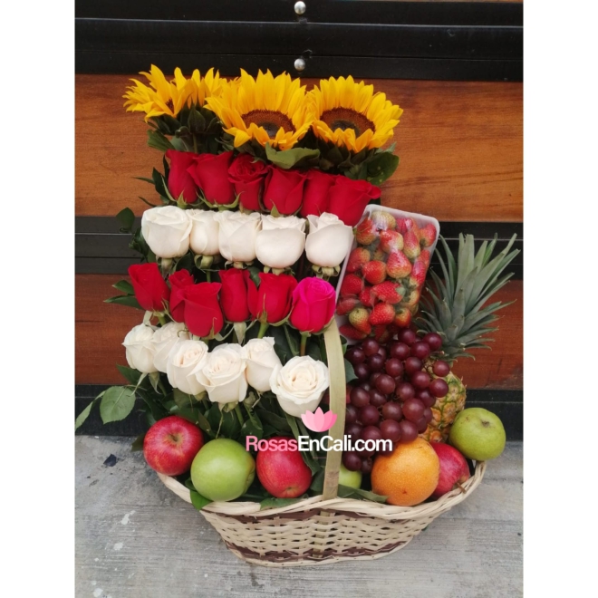 Canasta frutera con rosas floristería en cali