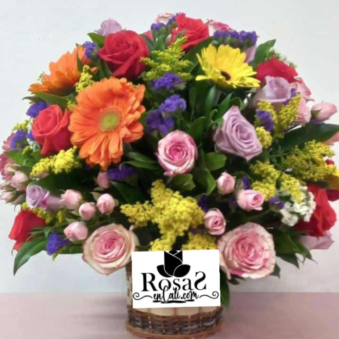 Canasta de flores surtidas en Cali