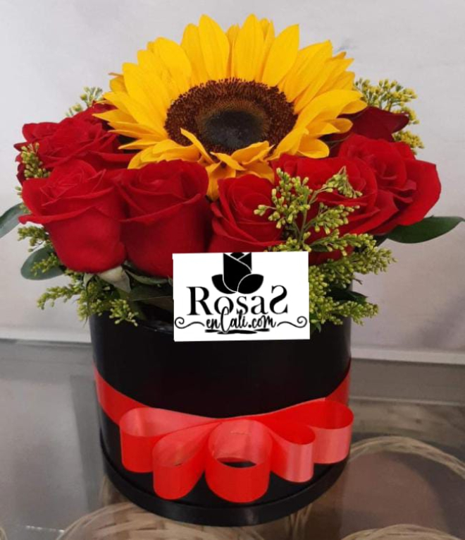 Cilindro de rosas y girasol en cali