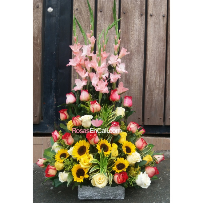 Arreglo triangulo Rosas Cali