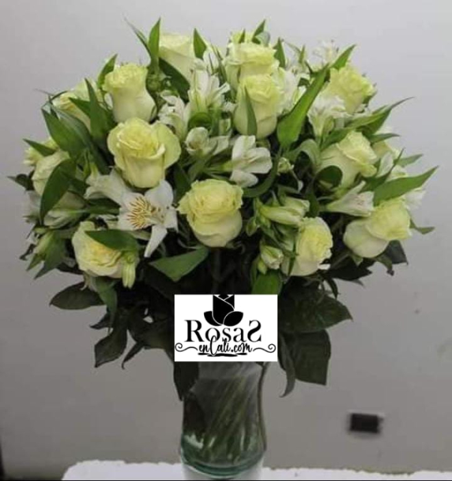 Jarrón de rosas blancas en cali